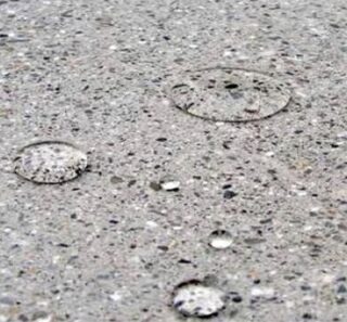 Zpevňovací nátěr na beton
